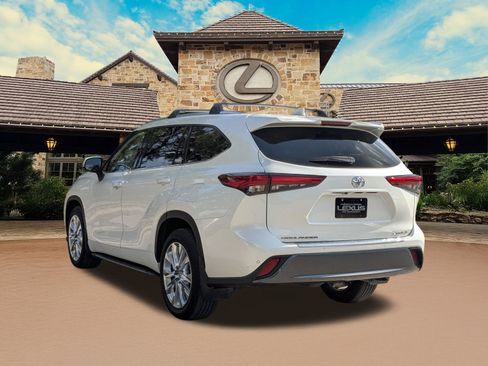 Used 2021 Toyota Highlander Limited FWD image 3