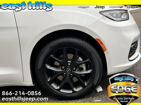 New 2026 Chrysler Pacifica Limited w/ S Appearance Package image 3