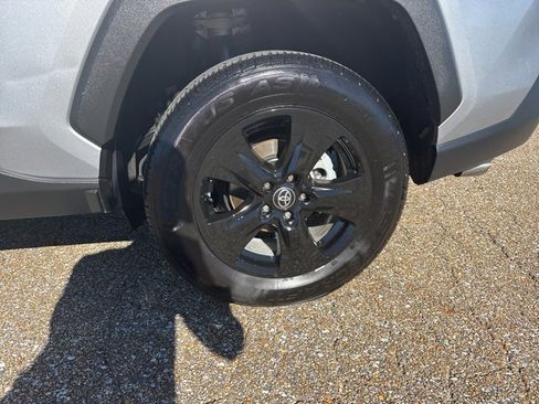 Used 2021 Toyota RAV4 XLE image 9