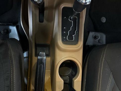 Used 2015 Jeep Wrangler Unlimited Rubicon w/ Connectivity Group AWD/4WD image 25