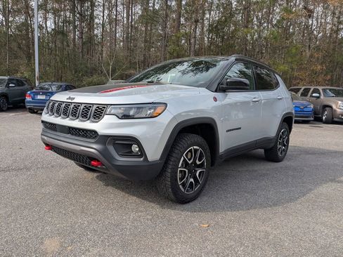 Used 2024 Jeep Compass Trailhawk image 8