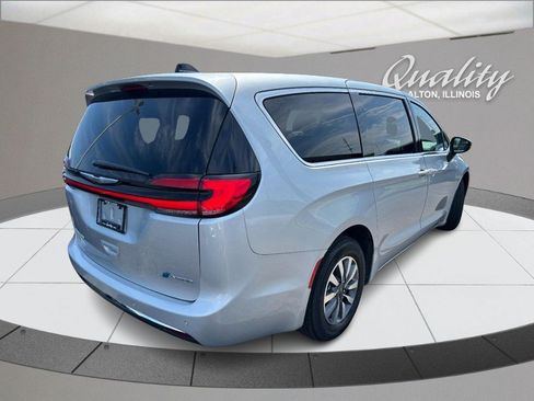 Used 2023 Chrysler Pacifica Touring-L FWD image 4
