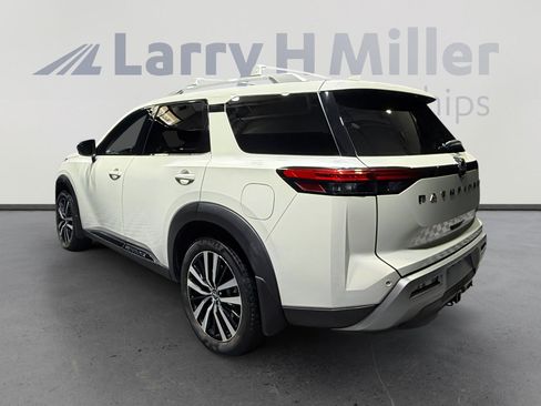 Used 2024 Nissan Pathfinder Platinum w/ Cargo Package image 3