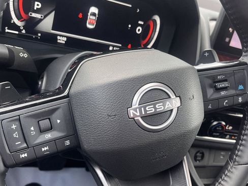 Used 2025 Nissan Rogue SL AWD/4WD image 18