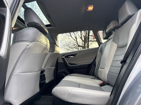 Used 2021 Toyota RAV4 XLE Premium image 19