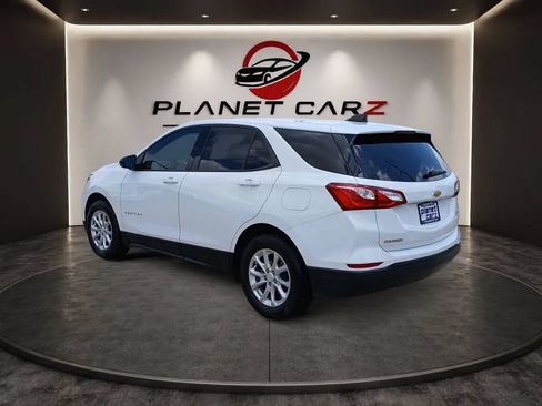 Used 2019 Chevrolet Equinox LS w/ LS Convenience Package FWD image 3