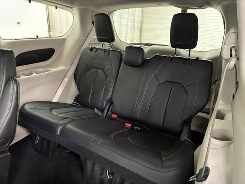 Used 2022 Chrysler Pacifica Touring-L AWD/4WD image 18