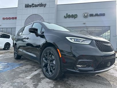 New 2026 Chrysler Pacifica Limited w/ Uconnect Theater Family Group
