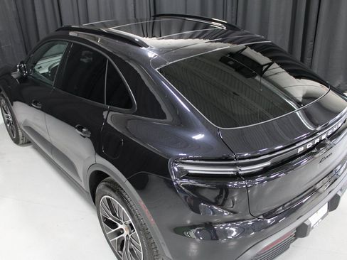 Certified 2025 Porsche Macan Electric image 8