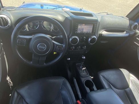 Used 2015 Jeep Wrangler Unlimited Sahara w/ Connectivity Group AWD/4WD image 12