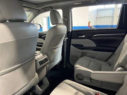 Used 2015 Toyota Highlander Limited Platinum AWD/4WD image 17