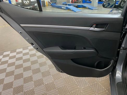 Used 2019 Hyundai Elantra SE w/ Cargo Package FWD image 17