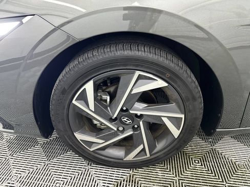 Used 2025 Hyundai Elantra Limited FWD image 12