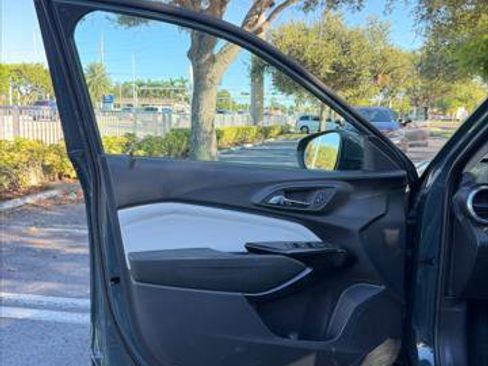 Used 2025 Chevrolet Trax LT FWD image 26