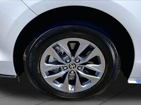Used 2025 Toyota Sienna XLE AWD/4WD image 10