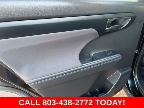Used 2024 Toyota Highlander LE FWD image 11