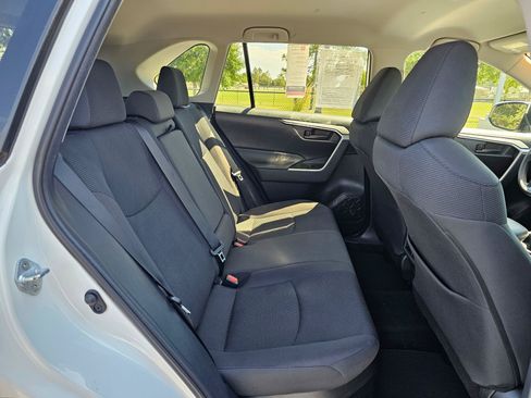 Used 2019 Toyota RAV4 LE AWD/4WD image 12