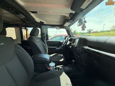 Used 2017 Jeep Wrangler Unlimited Sahara AWD/4WD image 11