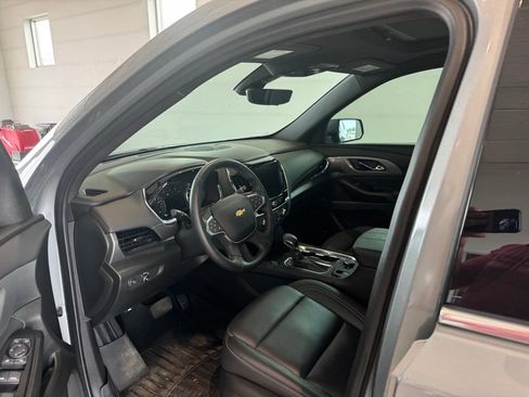 Used 2023 Chevrolet Traverse LT w/ LT Premium Package AWD/4WD image 5
