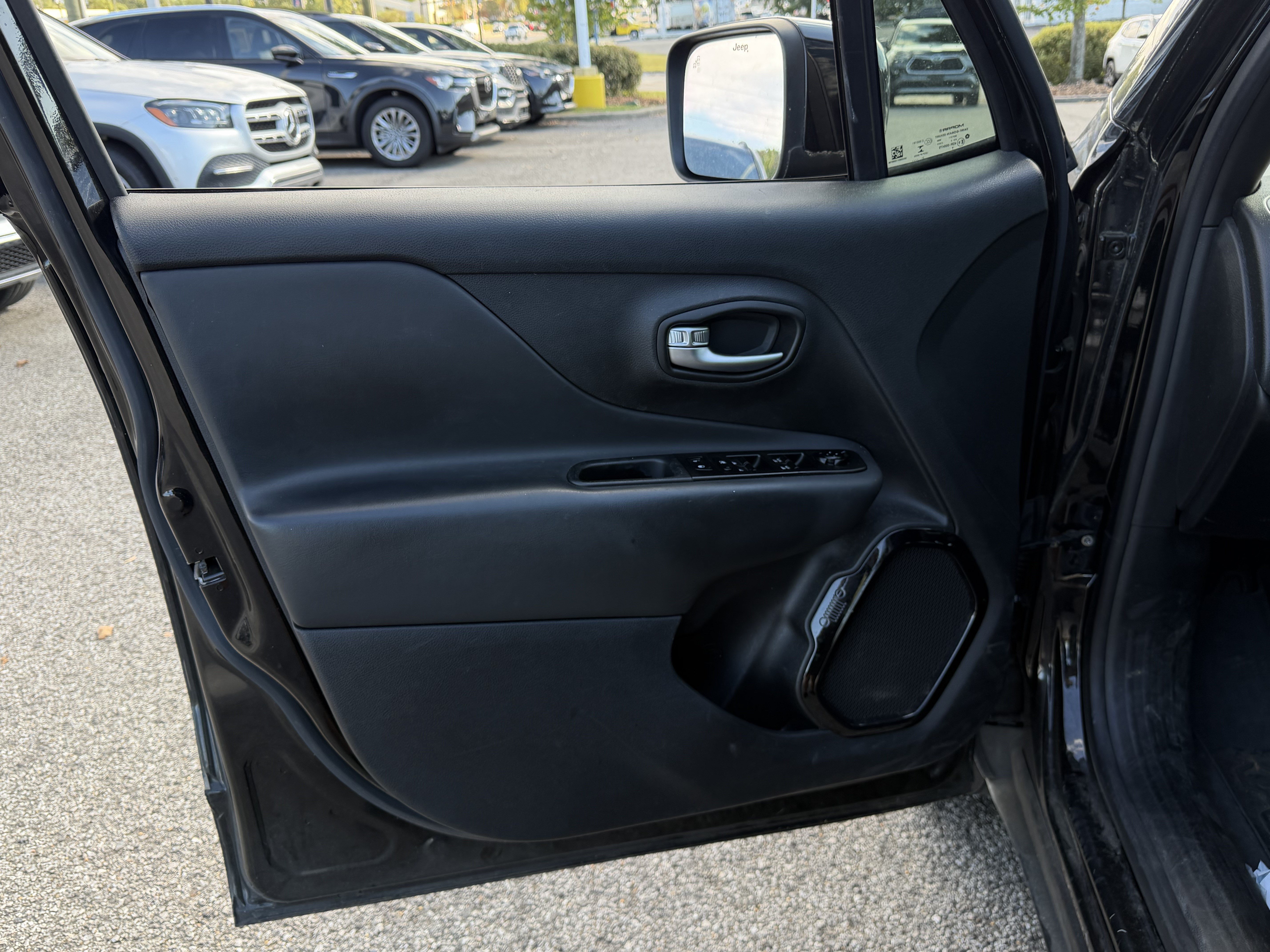 Used 2022 Jeep Renegade Altitude AWD/4WD image 8