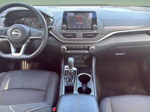 Used 2024 Nissan Altima 2.5 SV FWD image 7