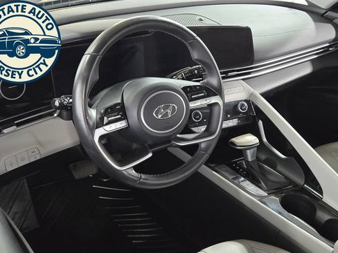 Used 2023 Hyundai Elantra Limited FWD image 11