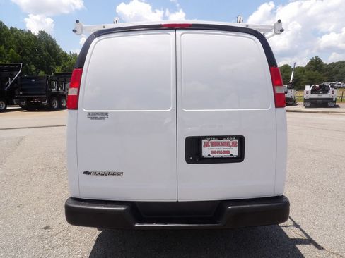Used 2018 Chevrolet Express 2500 Extended RWD image 6