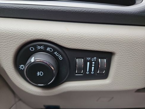 Used 2024 Chrysler Pacifica Touring-L FWD image 16