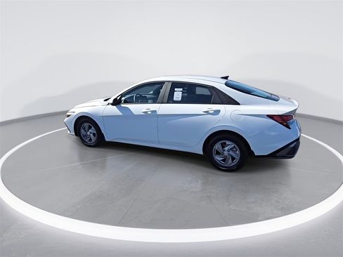 Used 2025 Hyundai Elantra SE image 6