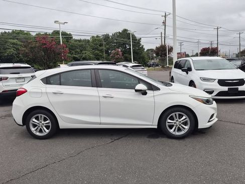 Used 2018 Chevrolet Cruze LT w/ Convenience Package FWD image 2