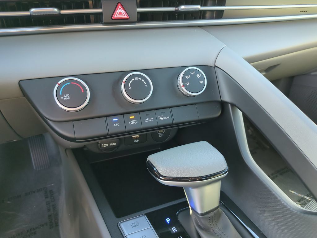 Used 2024 Hyundai Elantra SE FWD image 9