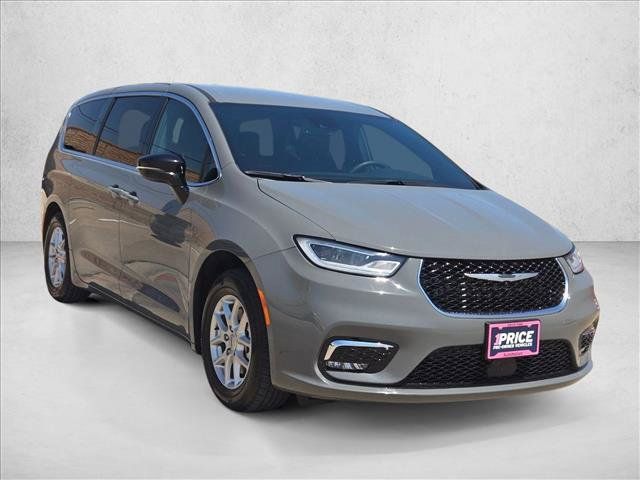 Used 2025 Chrysler Pacifica Select FWD image 3