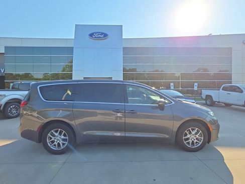 Used 2023 Chrysler Pacifica Touring-L FWD image 8