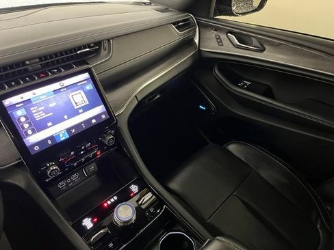 Used 2022 Jeep Grand Cherokee L Overland w/ Luxury Tech Group IV AWD/4WD image 38