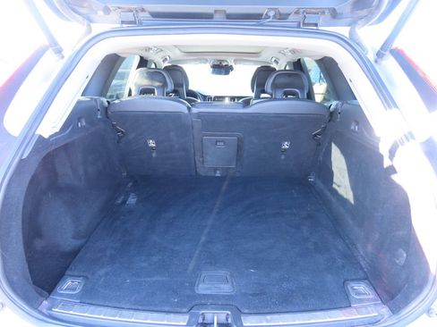 Used 2018 Volvo XC60 T5 Momentum w/ Vision Package image 12