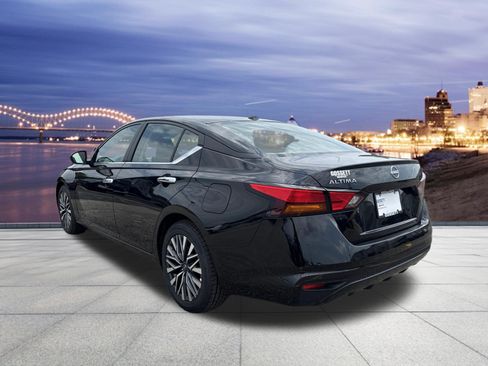 Used 2025 Nissan Altima 2.5 SV FWD image 3