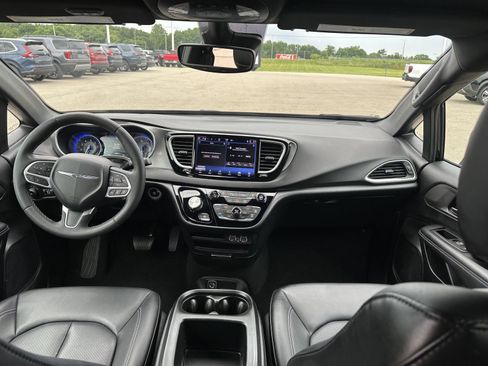 Used 2025 Chrysler Pacifica Select FWD image 18