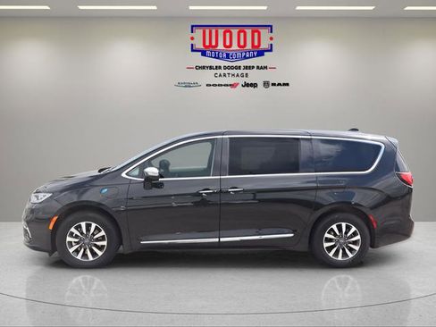 Used 2023 Chrysler Pacifica Limited FWD image 6