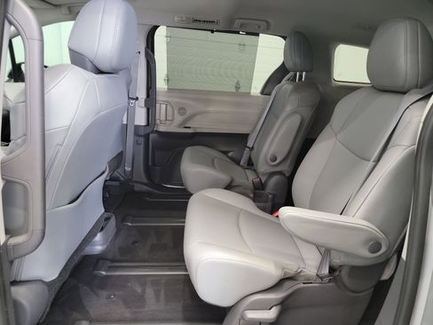 Used 2021 Toyota Sienna XLE FWD image 28