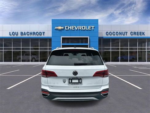 Used 2024 Volkswagen Taos SE image 7