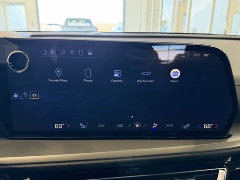 Used 2025 Chevrolet Traverse LT image 12