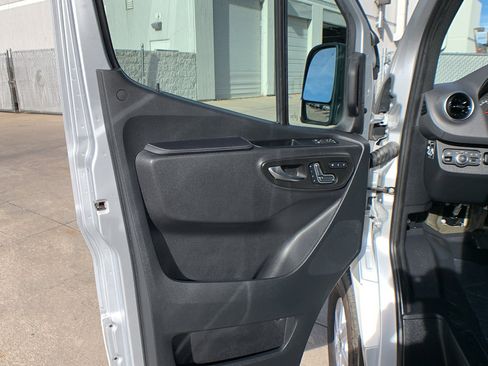 Used 2022 Mercedes-Benz Sprinter 2500 image 11