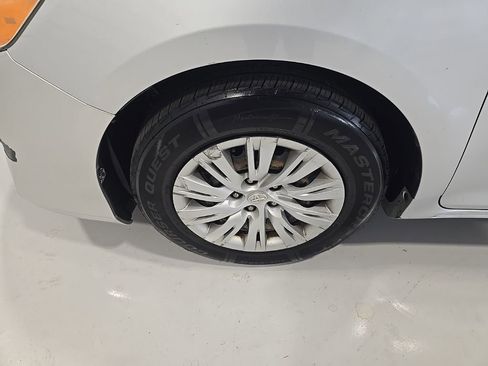 Used 2012 Toyota Camry LE image 4