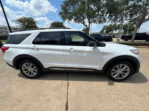 Used 2022 Ford Explorer XLT w/ Equipment Group 202A RWD image 4