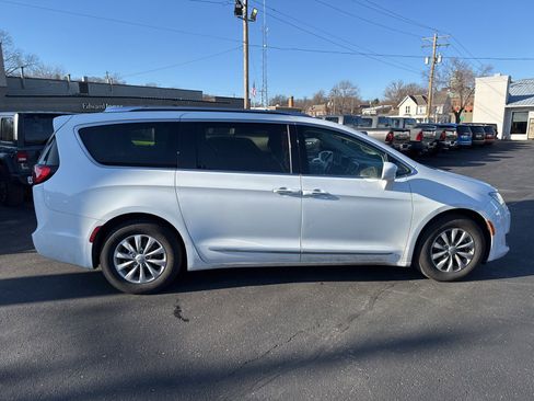 Used 2019 Chrysler Pacifica Touring-L image 8