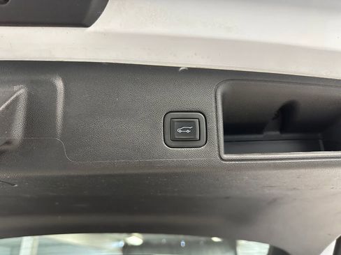 Used 2023 GMC Terrain SLE w/ Driver Convenience Package image 22