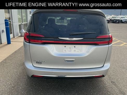 Used 2024 Chrysler Pacifica Touring-L FWD image 6