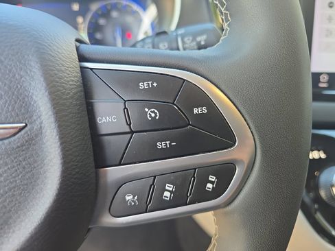 Used 2024 Chrysler Pacifica Touring-L FWD image 16