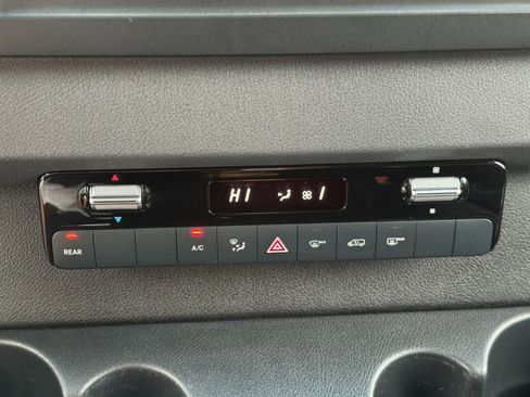 Used 2020 Mercedes-Benz Sprinter 2500 image 24
