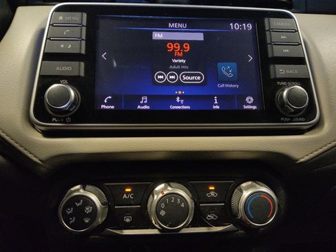 Used 2021 Nissan Versa SV FWD image 25
